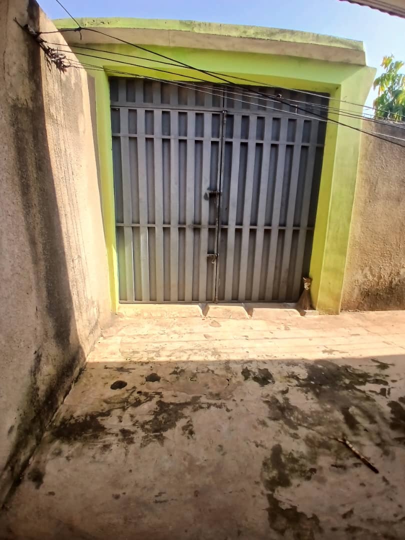 3 CHAMBRES SALON À L'ANCIENNE UNE DOUCHE SANS PLACARD 